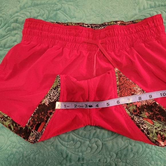 Lululemon reversible shorts size 6 - Picture 2 of 7